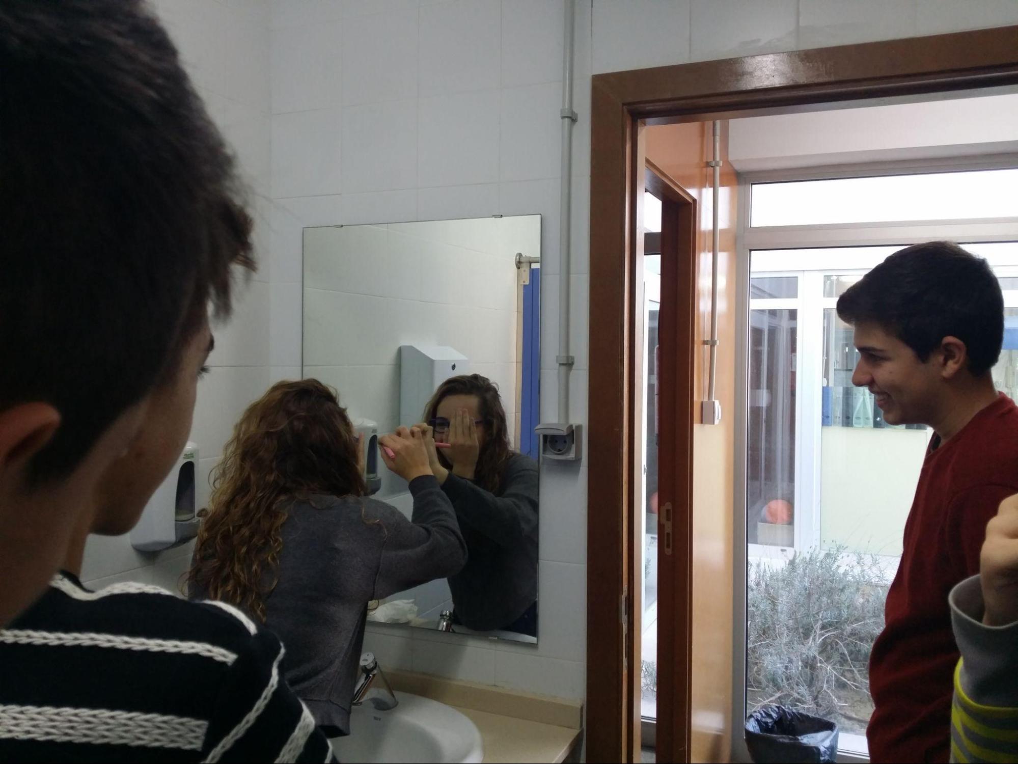 Persona mirant-se al mirall