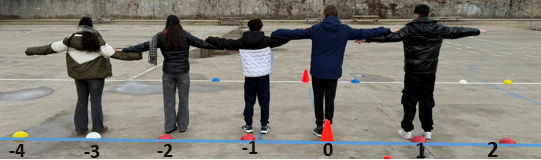 5 nens d'esquena